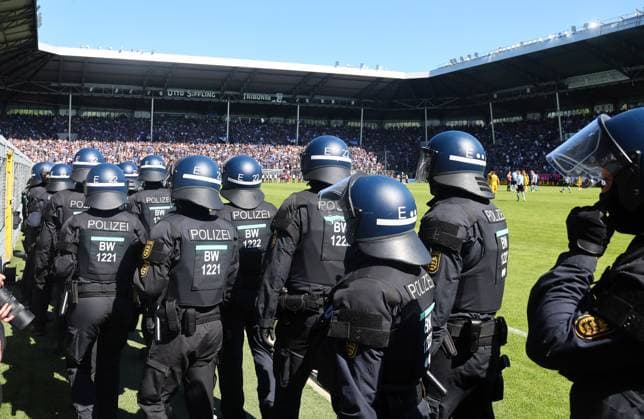 Mannheim, 10.05.2025, Carl Benz Stadion, Fussball, 3.Liga, 37.Spieltag , SV Waldhof Mannheim vs. SG Dynamo Dresden , Dresden jubelt nach dem Spiel. Dynamo ist Aufsteiger in die 2.Bundesliga. , Im Bild; Dynamo Fans feiern. Polizei im Innerraum. , Nur zur redaktionellen Nutzung. Only editorial use. , DFB DFL regulations prohibit any use of photographs as image sequences and or quasi-video. ,