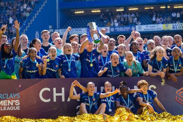 Sport Themen der Woche KW19 Sport Bilder des Tages Football - FA Women™s Super League - Chelsea FC Women v Liverpool FC Women LONDON, ENGLAND - Saturday, May 10, 2025: Liverpool players watch on as Chelsea lift the Barclays Women s Super League for the sixth time after the FA Women™s Super League match between Chelsea FC Women and Liverpool FC Women at Stamford Bridge. (Photo by David Rawcliffe Propaganda) LONDON Stamford Bridge GREATER LONDON ENGLAND  Copyright: xPropagandax P2025-05-10-Chelsea_W_Liverpool_W-115