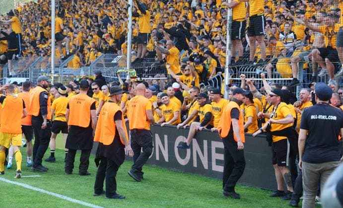 Mannheim, 10.05.2025, Carl Benz Stadion, Fussball, 3.Liga, 37.Spieltag , SV Waldhof Mannheim vs. SG Dynamo Dresden , Dresden jubelt nach dem Spiel. Dynamo ist Aufsteiger in die 2.Bundesliga. , Im Bild; Dynamo Fans feiern. Polizei im Innerraum. , Nur zur redaktionellen Nutzung. Only editorial use. , DFB DFL regulations prohibit any use of photographs as image sequences and or quasi-video. ,