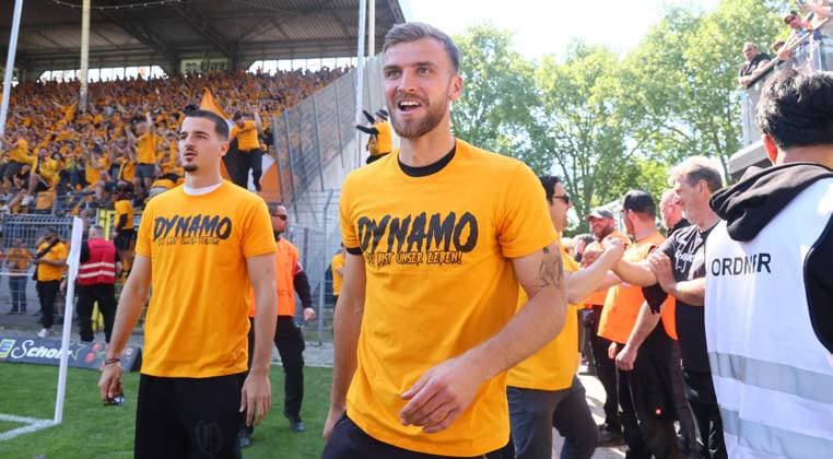 Mannheim, 10.05.2025, Carl Benz Stadion, Fussball, 3.Liga, 37.Spieltag , SV Waldhof Mannheim vs. SG Dynamo Dresden , Dresden jubelt nach dem Spiel. Dynamo ist Aufsteiger in die 2.Bundesliga. , Im Bild; Dynamo Fans feiern. Lars Bünning Buennig (23, Dresden) vorn. , Nur zur redaktionellen Nutzung. Only editorial use. , DFB DFL regulations prohibit any use of photographs as image sequences and or quasi-video. ,