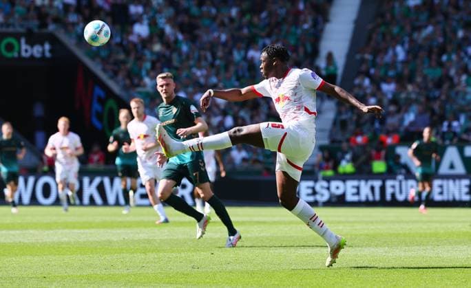 Bremen, 10.05.2025, Weserstadion, Fussball, Bundesliga, Spieltag 33 , SV WERDER BREMEN vs. RB LEIPZIG , Im Bild: El Chadaille Bitshiabu (5, RB Leipzig) ,