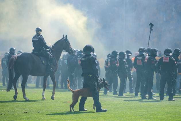 Erhöhtes Polizeiaufkommen bei der Partie, Polizisten im Stadion, Polizeipräsenz, Polizeischutz, Polizei im Einsatz, Sicherheit, Stadionsicherheit, Symbolfoto, Symbolbild, Symbol, Risikospiel, Hochsicherheitsspiel, Fußballspiel mit einem erhöhten Sicherheitsrisiko, das Spiel wurde im Vorfeld als Hochrisikospiel eingestuft, 10.05.2025, Mannheim (Deutschland), Fussball, 3. Liga, SV Waldhof Mannheim - SG Dynamo Dresden, DFB DFL REGULATIONS PROHIBIT ANY USE OF PHOTOGRAPHS AS IMAGE SEQUENCES AND OR QUASI-VIDEO.