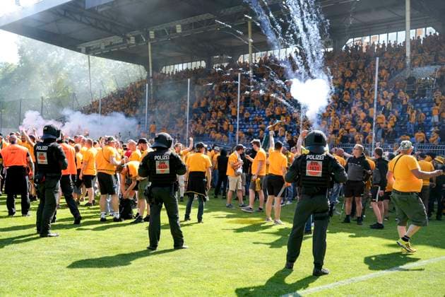Die mitgereisten Ultras von Dynamo Dresden jubeln nach dem Spielende über den Aufstieg und stürmen nach dem Schlusspfiff auf den Platz, Jubel, Platzsturm, Fans, Publikum, Zuschauer, Stimmung, Atmosphäre, Stadion, Aufsteiger, Jubel nach dvem Schlusspfiff, Freude, jubelt, jubeln, fröhlich, positiv, freut sich, freuen sich, optimistisch, Highlight, Action, Aktion, 10.05.2025, Mannheim (Deutschland), Fussball, 3. Liga, SV Waldhof Mannheim - SG Dynamo Dresden, DFB DFL REGULATIONS PROHIBIT ANY USE OF PHOTOGRAPHS AS IMAGE SEQUENCES AND OR QUASI-VIDEO.