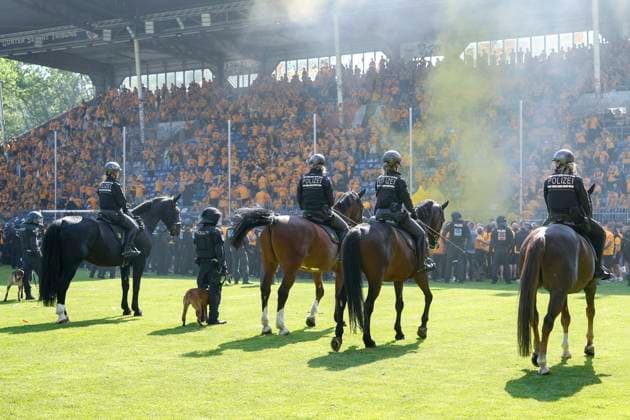Erhöhtes Polizeiaufkommen bei der Partie, Polizisten im Stadion, Polizeipräsenz, Polizeischutz, Polizei im Einsatz, Sicherheit, Stadionsicherheit, Symbolfoto, Symbolbild, Symbol, Risikospiel, Hochsicherheitsspiel, Fußballspiel mit einem erhöhten Sicherheitsrisiko, das Spiel wurde im Vorfeld als Hochrisikospiel eingestuft, 10.05.2025, Mannheim (Deutschland), Fussball, 3. Liga, SV Waldhof Mannheim - SG Dynamo Dresden, DFB DFL REGULATIONS PROHIBIT ANY USE OF PHOTOGRAPHS AS IMAGE SEQUENCES AND OR QUASI-VIDEO.