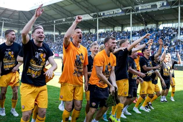 Spieler von Dynamo Dresden jubeln nach dem Spielende trotz Niederlage über den Aufstieg, aufgestiegen, Aufsteiger, Jubel nach dem Schlusspfiff, Freude, jubelt, jubeln, fröhlich, positiv, freut sich, freuen sich, optimistisch, Highlight, Action, Aktion, 10.05.2025, Mannheim (Deutschland), Fussball, 3. Liga, SV Waldhof Mannheim - SG Dynamo Dresden, DFB DFL REGULATIONS PROHIBIT ANY USE OF PHOTOGRAPHS AS IMAGE SEQUENCES AND OR QUASI-VIDEO.