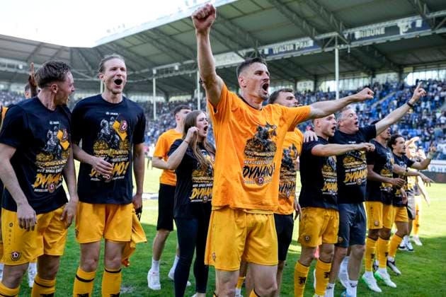 Spieler von Dynamo Dresden jubeln nach dem Spielende trotz Niederlage über den Aufstieg, aufgestiegen, Aufsteiger, Jubel nach dem Schlusspfiff, Freude, jubelt, jubeln, fröhlich, positiv, freut sich, freuen sich, optimistisch, Highlight, Action, Aktion, 10.05.2025, Mannheim (Deutschland), Fussball, 3. Liga, SV Waldhof Mannheim - SG Dynamo Dresden, DFB DFL REGULATIONS PROHIBIT ANY USE OF PHOTOGRAPHS AS IMAGE SEQUENCES AND OR QUASI-VIDEO.