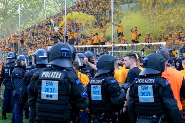 Die mitgereisten Ultras von Dynamo Dresden jubeln nach dem Spielende trotz Niederlage über den Aufstieg, aufgestiegen, Aufsteiger, Jubel nach dem Schlusspfiff, Freude, jubelt, jubeln, fröhlich, positiv, freut sich, freuen sich, optimistisch, Highlight, Action, Aktion, Fans, Publikum, Zuschauer, Stimmung, Atmosphäre, Stadion, 10.05.2025, Mannheim (Deutschland), Fussball, 3. Liga, SV Waldhof Mannheim - SG Dynamo Dresden, DFB DFL REGULATIONS PROHIBIT ANY USE OF PHOTOGRAPHS AS IMAGE SEQUENCES AND OR QUASI-VIDEO.