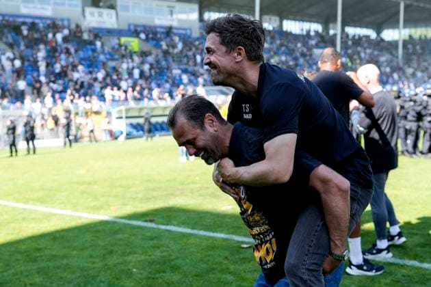 v.li.: Ulf Kirsten (Sportlicher Berater bei Dynamo Dresden), Thomas Stamm (Trainer, Cheftrainer, SGD), jubeln nach dem Spielende trotz Niederlage über den Aufstieg, aufgestiegen, Aufsteiger, Jubel nach dem Schlusspfiff, Freude, jubelt, jubeln, fröhlich, positiv, freut sich, freuen sich, optimistisch, Highlight, Action, Aktion, 10.05.2025, Mannheim (Deutschland), Fussball, 3. Liga, SV Waldhof Mannheim - SG Dynamo Dresden, DFB DFL REGULATIONS PROHIBIT ANY USE OF PHOTOGRAPHS AS IMAGE SEQUENCES AND OR QUASI-VIDEO.