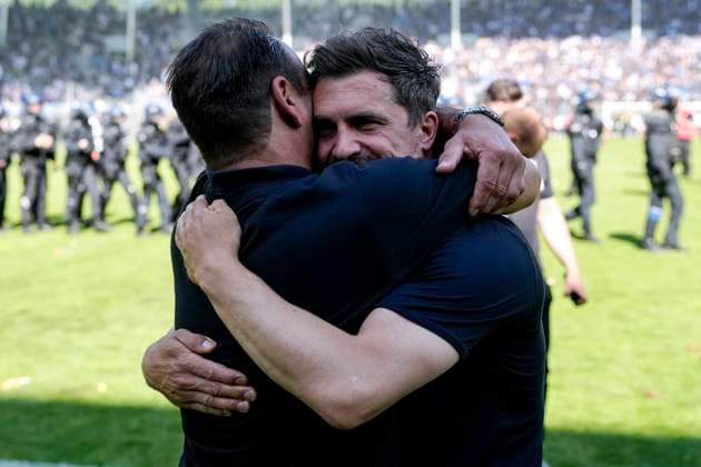 v.li.: Ulf Kirsten (Sportlicher Berater bei Dynamo Dresden), Thomas Stamm (Trainer, Cheftrainer, SGD), jubeln nach dem Spielende trotz Niederlage über den Aufstieg, aufgestiegen, Aufsteiger, Jubel nach dem Schlusspfiff, Freude, jubelt, jubeln, fröhlich, positiv, freut sich, freuen sich, optimistisch, Highlight, Action, Aktion, 10.05.2025, Mannheim (Deutschland), Fussball, 3. Liga, SV Waldhof Mannheim - SG Dynamo Dresden, DFB DFL REGULATIONS PROHIBIT ANY USE OF PHOTOGRAPHS AS IMAGE SEQUENCES AND OR QUASI-VIDEO.