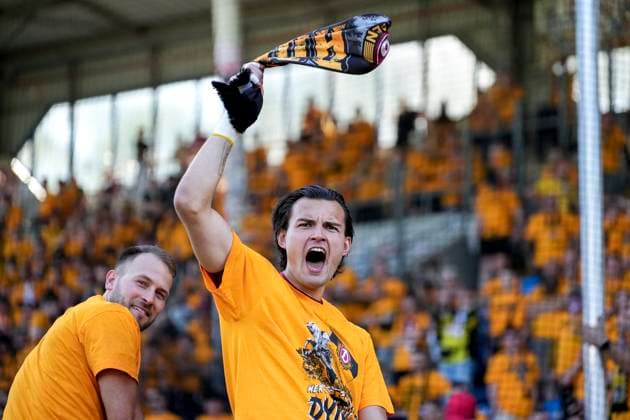 Spieler von Dynamo Dresden jubeln nach dem Spielende trotz Niederlage über den Aufstieg, aufgestiegen, Aufsteiger, Jubel nach dem Schlusspfiff, Freude, jubelt, jubeln, fröhlich, positiv, freut sich, freuen sich, optimistisch, Highlight, Action, Aktion, 10.05.2025, Mannheim (Deutschland), Fussball, 3. Liga, SV Waldhof Mannheim - SG Dynamo Dresden, DFB DFL REGULATIONS PROHIBIT ANY USE OF PHOTOGRAPHS AS IMAGE SEQUENCES AND OR QUASI-VIDEO.