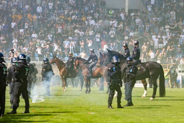 Polizei Reiterstaffel auf dem Platz , Fussball, 3.Liga, 37.Spieltag, 2024 2025, SV Waldhof Mannheim vs. Dynamo Dresden, 10.05.2025, Carl-Benz-Stadion, Mannheim, Deutschland DFB REGULATIONS PROHIBIT ANY USE OF PHOTOGRAPHS AS IMAGE SEQUENCES AND OR QUASI-VIDEO. Mannheim Carl-Benz-Stadion Baden-Württemberg Deutschland