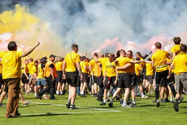 SG Dynamo Dresden Fans stürmen den Platz , Fussball, 3.Liga, 37.Spieltag, 2024 2025, SV Waldhof Mannheim vs. Dynamo Dresden, 10.05.2025, Carl-Benz-Stadion, Mannheim, Deutschland DFB REGULATIONS PROHIBIT ANY USE OF PHOTOGRAPHS AS IMAGE SEQUENCES AND OR QUASI-VIDEO. Mannheim Carl-Benz-Stadion Baden-Württemberg Deutschland