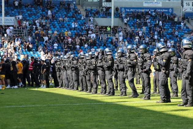 Polizei nach dem Spiel bei den Fans von SG Dynamo Dresden , Fussball, 3.Liga, 37.Spieltag, 2024 2025, SV Waldhof Mannheim vs. Dynamo Dresden, 10.05.2025, Carl-Benz-Stadion, Mannheim, Deutschland DFB REGULATIONS PROHIBIT ANY USE OF PHOTOGRAPHS AS IMAGE SEQUENCES AND OR QUASI-VIDEO. Mannheim Carl-Benz-Stadion Baden-Württemberg Deutschland