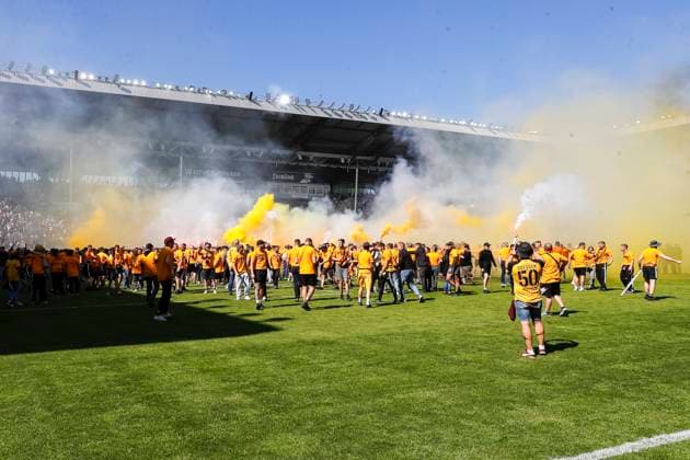 SG Dynamo Dresden Fans stürmen den Platz , Fussball, 3.Liga, 37.Spieltag, 2024 2025, SV Waldhof Mannheim vs. Dynamo Dresden, 10.05.2025, Carl-Benz-Stadion, Mannheim, Deutschland DFB REGULATIONS PROHIBIT ANY USE OF PHOTOGRAPHS AS IMAGE SEQUENCES AND OR QUASI-VIDEO. Mannheim Carl-Benz-Stadion Baden-Württemberg Deutschland
