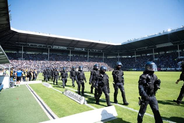 10.05.2025, xhfmx, Fussball 3.Liga, SV Waldhof Mannheim - Dynamo Dresden Die Polizei positioniert sich am Spielfeldrand. (DFL DFB REGULATIONS PROHIBIT ANY USE OF PHOTOGRAPHS as IMAGE SEQUENCES and or QUASI-VIDEO) Mannheim