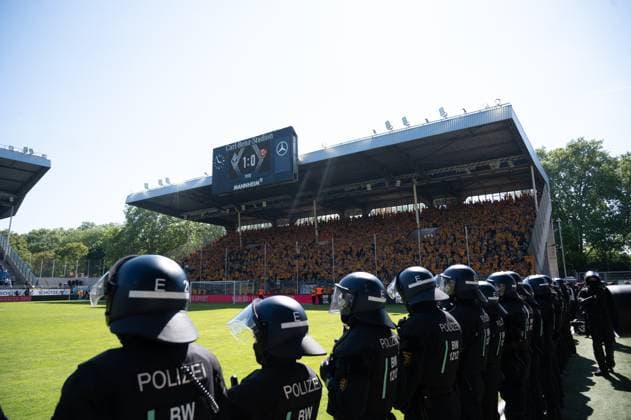 10.05.2025, xhfmx, Fussball 3.Liga, SV Waldhof Mannheim - Dynamo Dresden Die Polizei positioniert sich am Spielfeldrand. (DFL DFB REGULATIONS PROHIBIT ANY USE OF PHOTOGRAPHS as IMAGE SEQUENCES and or QUASI-VIDEO) Mannheim