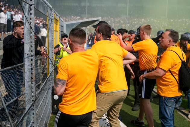 Konfrontation der Fans von SV Waldhof Mannheim und SG Dynamo Dresden nach dem Spielende, 10.05.2025, Mannheim (Deutschland), Fussball, 3. Liga, SV Waldhof Mannheim - SG Dynamo Dresden, DFB DFL REGULATIONS PROHIBIT ANY USE OF PHOTOGRAPHS AS IMAGE SEQUENCES AND OR QUASI-VIDEO.