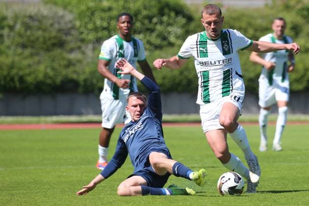 Mönchengladbach, Deutschland 10. Mai 2025: Regionalliga West - 2024 2025 - Bor. Mönchengladbach U23 vs. FC Gütersloh Im Bild: v. li. im Zweikampf Phil Beckhoff (FC Gütersloh) und Kushtrim Asallari (Borussia Mönchengladbach U23) Borussia Park Nordrhein Westfalen Copyright: xFotostandx xVanxderxVeldenx