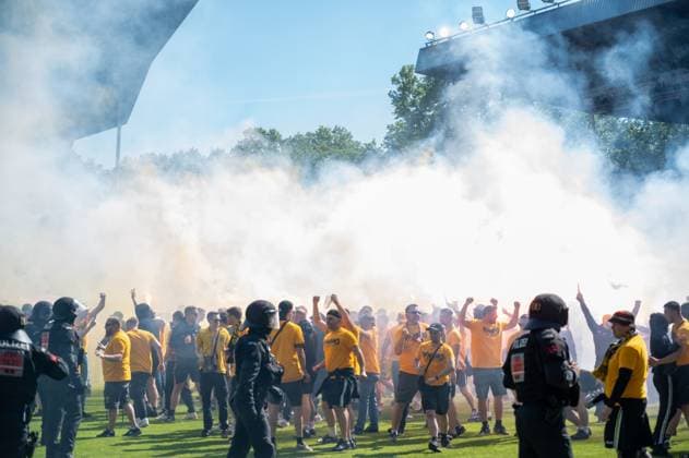 10.05.2025, xhfmx, Fussball 3.Liga, SV Waldhof Mannheim - Dynamo Dresden Nach Abpfiff stürmen die Dynamo Dresden Fans mit Pyrotechnik den Rasen. (DFL DFB REGULATIONS PROHIBIT ANY USE OF PHOTOGRAPHS as IMAGE SEQUENCES and or QUASI-VIDEO) Mannheim