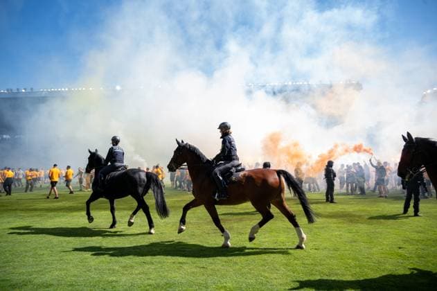 10.05.2025, xhfmx, Fussball 3.Liga, SV Waldhof Mannheim - Dynamo Dresden Eine Reiterstaffel kommt auf den Rasen. Im Hintergrund die Dynamo Fans mit Pyrotechnik. (DFL DFB REGULATIONS PROHIBIT ANY USE OF PHOTOGRAPHS as IMAGE SEQUENCES and or QUASI-VIDEO) Mannheim