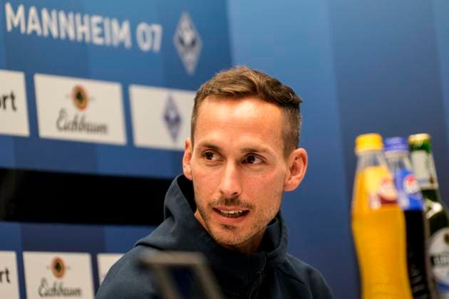 Dominik Glawogger (Trainer, Cheftrainer, SVWM), Einzelbild, Einzelfoto, bei der Pressekonferenz nach dem Spiel, PK, press conference, PK, Pressekonferenz Pressetermin, Medientermin, Freude, freuen, freut sich, freundlich, fröhlich, glücklich, strahlend, optimistisch, 10.05.2025, Mannheim (Deutschland), Fussball, 3. Liga, SV Waldhof Mannheim - SG Dynamo Dresden, DFB DFL REGULATIONS PROHIBIT ANY USE OF PHOTOGRAPHS AS IMAGE SEQUENCES AND OR QUASI-VIDEO.