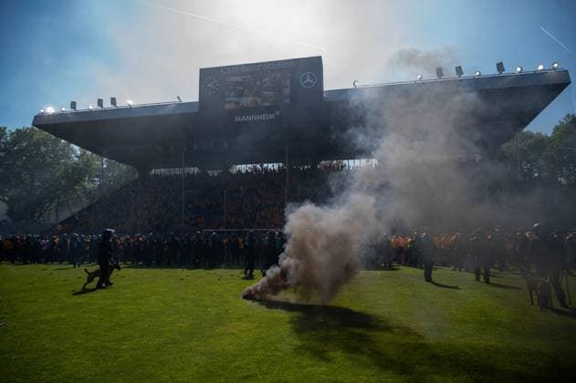 10.05.2025, xhfmx, Fussball 3.Liga, SV Waldhof Mannheim - Dynamo Dresden Ein schwarzer Rauchtopf vor dem Dynamo Block. (DFL DFB REGULATIONS PROHIBIT ANY USE OF PHOTOGRAPHS as IMAGE SEQUENCES and or QUASI-VIDEO) Mannheim