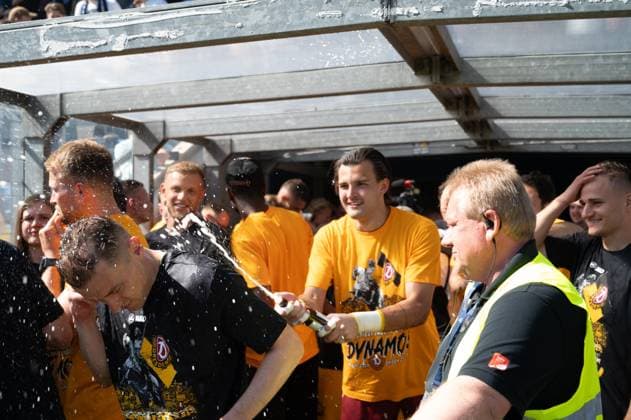 10.05.2025, xhfmx, Fussball 3.Liga, SV Waldhof Mannheim - Dynamo Dresden Bierdusche im Spielertunnel unter den Dynamo Dresden Fans. (DFL DFB REGULATIONS PROHIBIT ANY USE OF PHOTOGRAPHS as IMAGE SEQUENCES and or QUASI-VIDEO) Mannheim