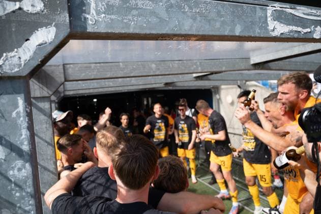 10.05.2025, xhfmx, Fussball 3.Liga, SV Waldhof Mannheim - Dynamo Dresden Bierdusche im Spielertunnel der Dynamo Spieler. (DFL DFB REGULATIONS PROHIBIT ANY USE OF PHOTOGRAPHS as IMAGE SEQUENCES and or QUASI-VIDEO) Mannheim