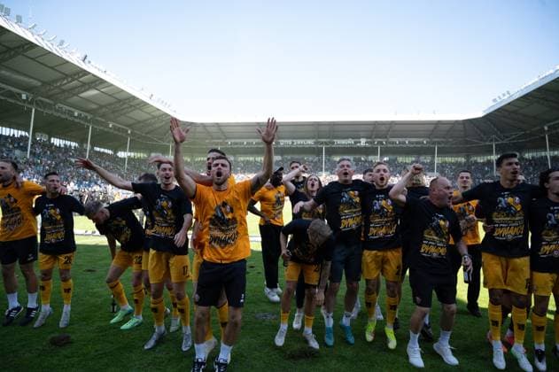 10.05.2025, xhfmx, Fussball 3.Liga, SV Waldhof Mannheim - Dynamo Dresden Dynamo Spieler feiern vor dem Block den Aufstieg mit den Fans. (DFL DFB REGULATIONS PROHIBIT ANY USE OF PHOTOGRAPHS as IMAGE SEQUENCES and or QUASI-VIDEO) Mannheim
