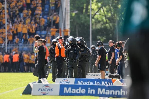 Platzsturm bei den Fans der SG Dynamo Dresden und dem SV Waldhof Mannheim beim SV Waldhof Mannheim - SG Dynamo Dresden am 10.05.25 in Carl Benz Stadion, Mannheim xamx Foto: Alfio Marino