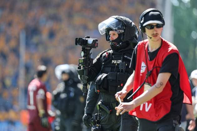 Polizeieinsatz aufgrund der Gefahr von Platzsturm beim SV Waldhof Mannheim - SG Dynamo Dresden am 10.05.25 in Carl Benz Stadion, Mannheim xamx Foto: Alfio Marino