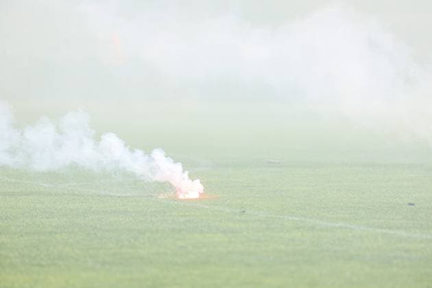 Pyrotechnik auf dem Rasen beim SV Waldhof Mannheim - SG Dynamo Dresden am 10.05.25 in Carl Benz Stadion, Mannheim xamx Foto: Alfio Marino