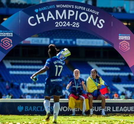 GB. London 10 MAY: Sjoeke Nusken and Mayra Ramirez of Chelsea FC celebrate with a trophy during the Barclays Women s Super League match between Chelsea FC and Liverpool FC at Stamford Bridge on May 10, 2025 in London, England. Photo Sebastian Frej Chelsea FC v Liverpool FC, WSL Copyright: xSebastianxFrejx