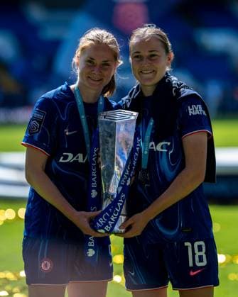 GB. London 10 MAY: Sjoeke Nusken and Wieke Kaptein of Chelsea FC celebrate with a trophy during the Barclays Women s Super League match between Chelsea FC and Liverpool FC at Stamford Bridge on May 10, 2025 in London, England. Photo Sebastian Frej Chelsea FC v Liverpool FC, WSL Copyright: xSebastianxFrejx
