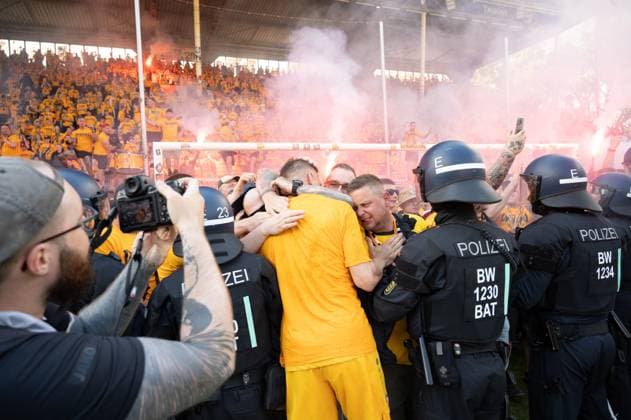10.05.2025, xhfmx, Fussball 3.Liga, SV Waldhof Mannheim - Dynamo Dresden Stefan Kutschke (Dynamo Dresden) feiert mit den Fans zwischen der Polizei. (DFL DFB REGULATIONS PROHIBIT ANY USE OF PHOTOGRAPHS as IMAGE SEQUENCES and or QUASI-VIDEO) Mannheim