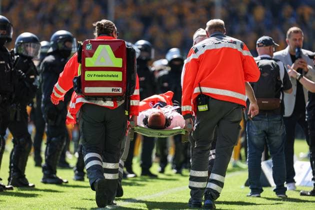 Ein verletzter musste abtransportiert werden beim SV Waldhof Mannheim - SG Dynamo Dresden am 10.05.25 in Carl Benz Stadion, Mannheim xamx Foto: Alfio Marino