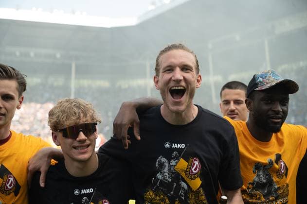 10.05.2025, xhfmx, Fussball 3.Liga, SV Waldhof Mannheim - Dynamo Dresden Die Dynamo Spieler feiern den Aufstieg in die 2. Bundesliga mit den Fans. (DFL DFB REGULATIONS PROHIBIT ANY USE OF PHOTOGRAPHS as IMAGE SEQUENCES and or QUASI-VIDEO) Mannheim