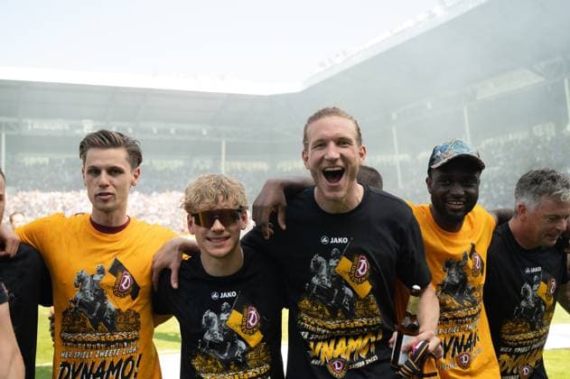 10.05.2025, xhfmx, Fussball 3.Liga, SV Waldhof Mannheim - Dynamo Dresden Die Dynamo Spieler feiern den Aufstieg in die 2. Bundesliga mit den Fans. (DFL DFB REGULATIONS PROHIBIT ANY USE OF PHOTOGRAPHS as IMAGE SEQUENCES and or QUASI-VIDEO) Mannheim