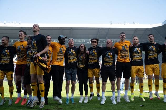 10.05.2025, xhfmx, Fussball 3.Liga, SV Waldhof Mannheim - Dynamo Dresden Die Dynamo Spieler feiern den Aufstieg in die 2. Bundesliga mit den Fans. (DFL DFB REGULATIONS PROHIBIT ANY USE OF PHOTOGRAPHS as IMAGE SEQUENCES and or QUASI-VIDEO) Mannheim