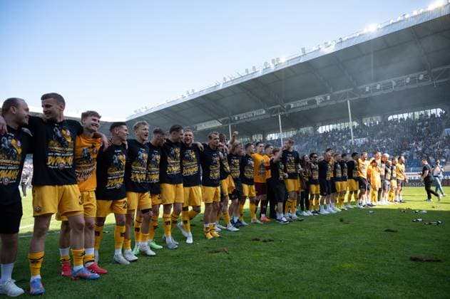 10.05.2025, xhfmx, Fussball 3.Liga, SV Waldhof Mannheim - Dynamo Dresden Die Dynamo Spieler feiern den Aufstieg in die 2. Bundesliga mit den Fans. (DFL DFB REGULATIONS PROHIBIT ANY USE OF PHOTOGRAPHS as IMAGE SEQUENCES and or QUASI-VIDEO) Mannheim