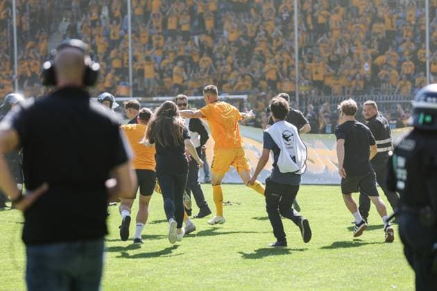 Die Spieler der SG Dynamo Dresden feiern den Aufstieg in die 2. Bundesliga beim SV Waldhof Mannheim - SG Dynamo Dresden am 10.05.25 in Carl Benz Stadion, Mannheim xamx Foto: Alfio Marino