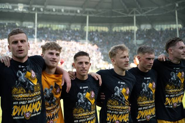 10.05.2025, xhfmx, Fussball 3.Liga, SV Waldhof Mannheim - Dynamo Dresden Dynamo Spieler feiern mit den Fans den Aufstieg in die 2. Bundesliga. (DFL DFB REGULATIONS PROHIBIT ANY USE OF PHOTOGRAPHS as IMAGE SEQUENCES and or QUASI-VIDEO) Mannheim