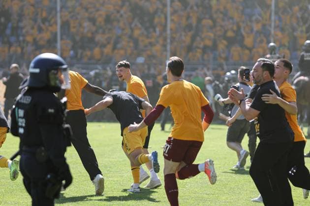 Die Spieler der SG Dynamo Dresden feiern den Aufstieg in die 2. Bundesliga beim SV Waldhof Mannheim - SG Dynamo Dresden am 10.05.25 in Carl Benz Stadion, Mannheim xamx Foto: Alfio Marino