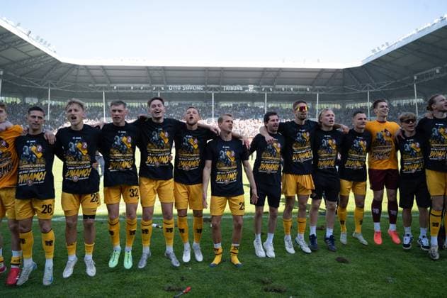 10.05.2025, xhfmx, Fussball 3.Liga, SV Waldhof Mannheim - Dynamo Dresden Dynamo Spieler feiern mit den Fans den Aufstieg in die 2. Bundesliga. (DFL DFB REGULATIONS PROHIBIT ANY USE OF PHOTOGRAPHS as IMAGE SEQUENCES and or QUASI-VIDEO) Mannheim