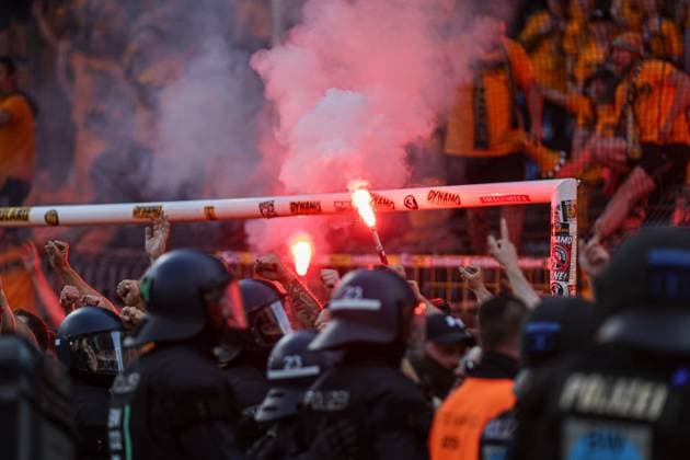 Die Spieler und Fans der SG Dynamo Dresden feiern den Aufstieg in die 2. Bundesliga beim SV Waldhof Mannheim - SG Dynamo Dresden am 10.05.25 in Carl Benz Stadion, Mannheim xamx Foto: Alfio Marino