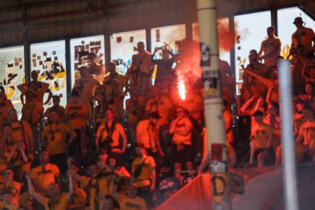 Die Spieler und Fans der SG Dynamo Dresden feiern den Aufstieg in die 2. Bundesliga beim SV Waldhof Mannheim - SG Dynamo Dresden am 10.05.25 in Carl Benz Stadion, Mannheim xamx Foto: Alfio Marino