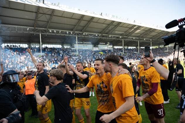 10.05.2025, xhfmx, Fussball 3.Liga, SV Waldhof Mannheim - Dynamo Dresden Dynamo Dresden Spieler feiern den Aufstieg mit den Fans im Stadion. (DFL DFB REGULATIONS PROHIBIT ANY USE OF PHOTOGRAPHS as IMAGE SEQUENCES and or QUASI-VIDEO) Mannheim