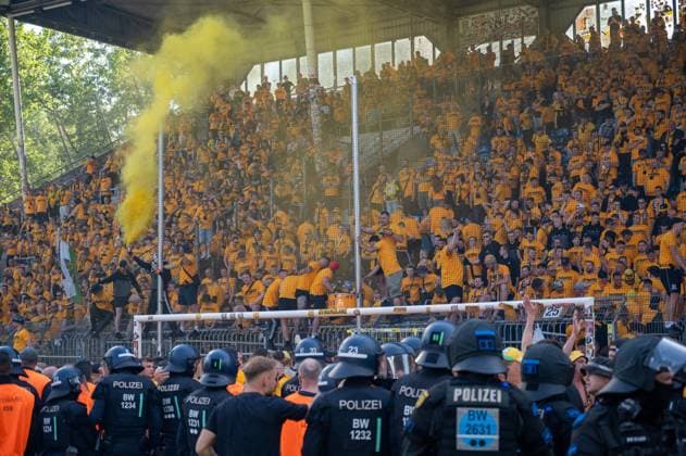 10.05.2025, xhfmx, Fussball 3.Liga, SV Waldhof Mannheim - Dynamo Dresden Pyro im Dynamo Dresden Block. (DFL DFB REGULATIONS PROHIBIT ANY USE OF PHOTOGRAPHS as IMAGE SEQUENCES and or QUASI-VIDEO) Mannheim