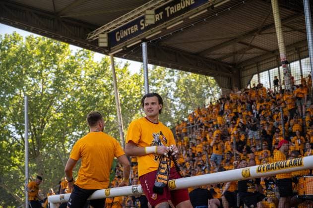 10.05.2025, xhfmx, Fussball 3.Liga, SV Waldhof Mannheim - Dynamo Dresden Tim Stanislav Schreiber (Dynamo Dresden) lässt sich auf der Torlatte von den Fans feiern. (DFL DFB REGULATIONS PROHIBIT ANY USE OF PHOTOGRAPHS as IMAGE SEQUENCES and or QUASI-VIDEO) Mannheim