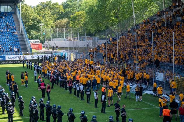 10.05.2025, xhfmx, Fussball 3.Liga, SV Waldhof Mannheim - Dynamo Dresden Die Polizei vor dem Dynamo Block aufgereiht. (DFL DFB REGULATIONS PROHIBIT ANY USE OF PHOTOGRAPHS as IMAGE SEQUENCES and or QUASI-VIDEO) Mannheim